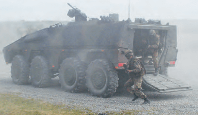 Mit seinen 720 PS und einer Reichweite von 1.050 Kilometern gilt der knapp 8 Meter lange Rad-Panzer Boxer als wendigster und leistungsstärkster Truppentransporter seiner Art (Foto: Artec-boxer.com)