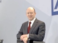 Deutsche-Bank-Chef John Cryan erwartet Ende des Bargelds