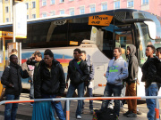 Aus Protest: Bayerischer Landrat schickt Merkel Bus voller Flüchtlinge Viele Flüchtlinge würden nach ihrer Ankunft in Bayern nicht schnell genug auf den Rest des Landes verteilt, kritisiert Peter Dreier von den Freien Wählern. Im Bild zu sehen sind Flüchtlinge nach ihrer Ankunft in München im September 2015. (Foto: flickr/metropolico.org)