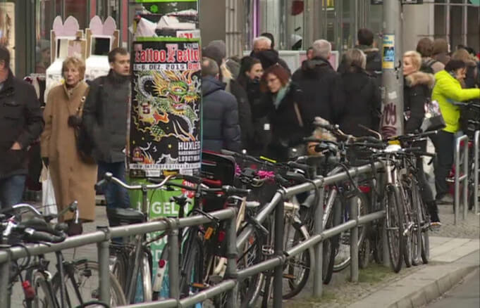 Der Senat hat Touristen-Info.Tafeln aus Blech an öffentlichen Beleuchtungsmasten (hier vor dem Friedrichstadtpalast) in der Friedrichstraße in Mitte verboten, nachdem der Bezirk mit Hilfe von EU-Mitteln schon 100.000 Euro in das Projekt investiert hat. (Film über Friedrichstraße Deutsche Welle)