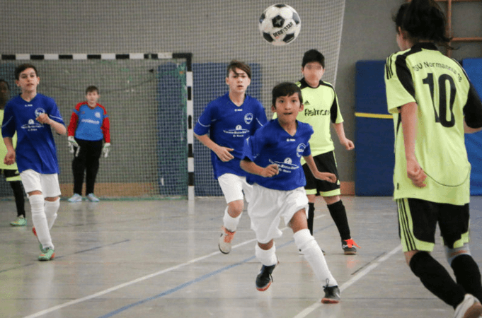 Kampf um den Ball bei einem Freundschaftsspiel der N.i.A.s-Kicker (Foto: Polizei Berlin) 