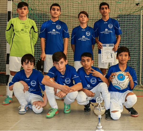 Stolz präsentieren Fußballer der Reinickendorfer Jugendmannschaft N.i.A.s. ihren ersten Pokal im Wettkampfbetrieb Berlins. (Foto: Polizei Berlin)