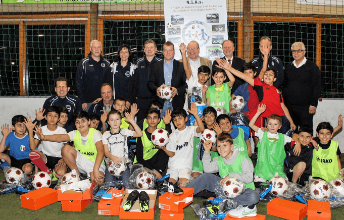 Freude bei den Fußball-Kids von N.i.A.s. über neue Bälle und Sportschuhe von der Volker-Reitz-Stiftung der Gewerkschaft der Polizei (Foto: Polizei Berlin)