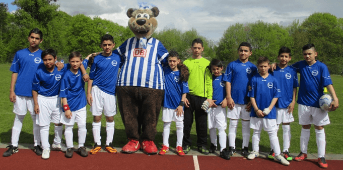 Die Flüchtlingskinder spielen nicht nur in den Farben Blau-Weiß wie Hertha BSC, sie lieben auch den Glücksbringer von Hertha: den Herthinho (Foto: Polizei Berlin) 