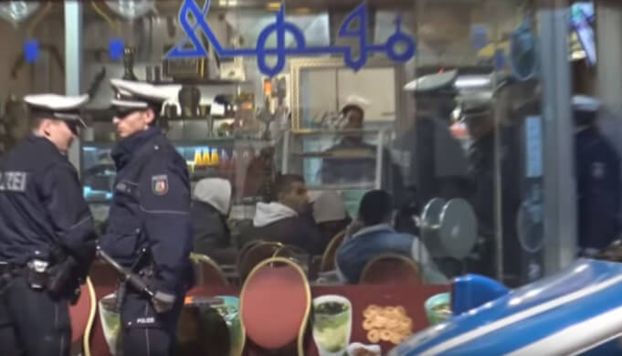 Bei einer sechsstündigen Razzia im Düsseldorfer Stadtteil Klein-Marokko am Bahnhof wurden Samstagnacht 40 Klaubanden-Verdächtige aus Nordafrika festgenommen, darunter 38 Illegale (Foto: Youtube)