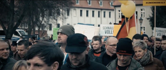 900 Einwohner von Lübbenau (Spreewald, Land Brandenburg) zogen gestern Nachmittag durch ihre Stadt mit Deutschlandfahne und Plakaten "Ausgemerkelt" und "Schnauze voll". (Foto: Facebook/Zukunft Heimat)