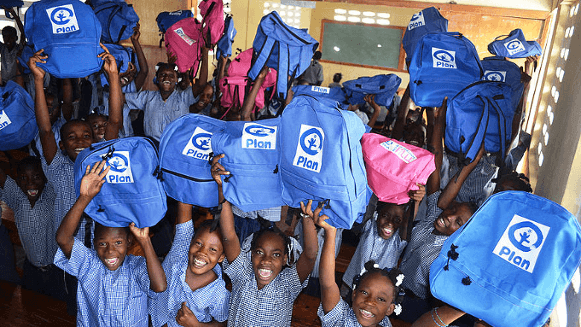 Schulrucksäcke für Kinder in Afrika vom Plan Kinderhilfswerk © PR-Foto: Plan Kinderhilfswerk