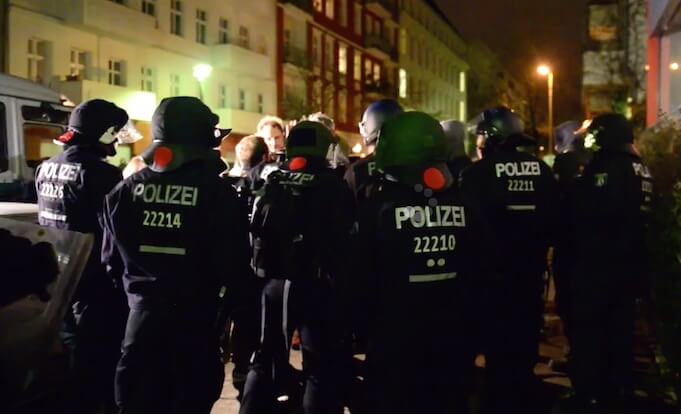 Rigaer Straße Linker Mob greift einen Polizisten an