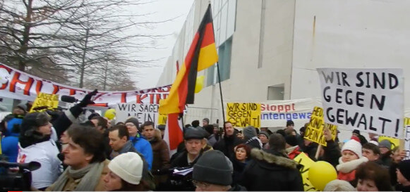 700 Russlanddeutsche protestierten gestern vorm Kanzleramt gegen Angela Merkels Flüchtlings-Willkommens-Kultur (Foto: Youtube/Dmitrij Grebensikov)