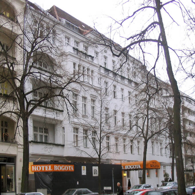 In das seit zwei Jahren geschlossene Bogota-Hotel in der Schlüterstraße 45 Ecke Kurfürstendamm in Berlin Charlottenburg ist Wolfgang Joop mit seinem Label Wunderkund samt Showboom, Atelier und Verwaltung eingezogen (Foto: Wikipedia/Paul David Doherty)