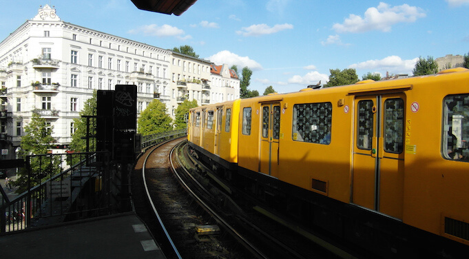 Schwarzfahrer schubst Kontrolleur auf die Gleise