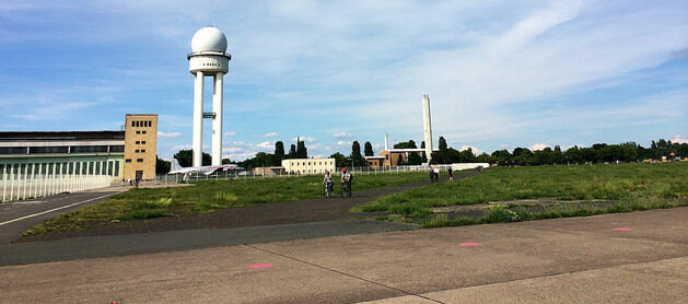 Geht es nach der Berliner Politik, so wird das Tempelhofer Feld zur größten Flüchtlingsunterkunft Deutschlands – notfalls auch gegen den Willen der Bevölkerung. (Foto: flickr/ Björn Koblow)