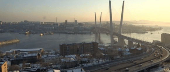 Wladiwostok hat eine neue Brücke am goldenen Horn, der Hafen soll zum Freihafe ausgebaut werden. (Screenshot ARD Weltspiegel)