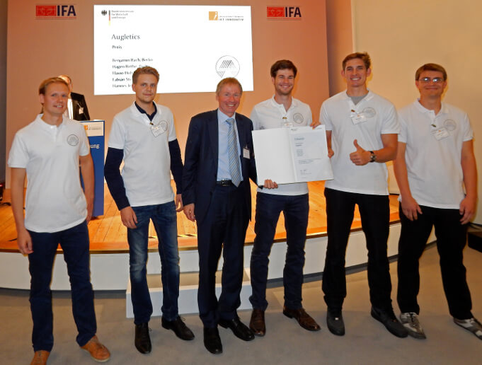 Das Start-up Augletics wurde auf der IFA vom Bundeswirtschaftsministerium mit 6.000 Euro ausgezeichnet. Die Preisträger Hannes Jeltsch, Fabian Stenschke, Hagen Rothe, Flavio Holstein und Benjamin Bach (v.l.n.r.) nahmen die Auszeichnung entgegen. (FU-Pressefoto: Lothar Holstein)