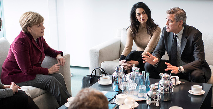 Lob für Kanzlerin Angela Merkel, die USA müssten mehr tun: Hollywood-Schauspieler George Clooney und seine Frau Amal besuchten am Freitag die Kanzlerin in Berlin (Foto: Bundesregierung/Bergmann)