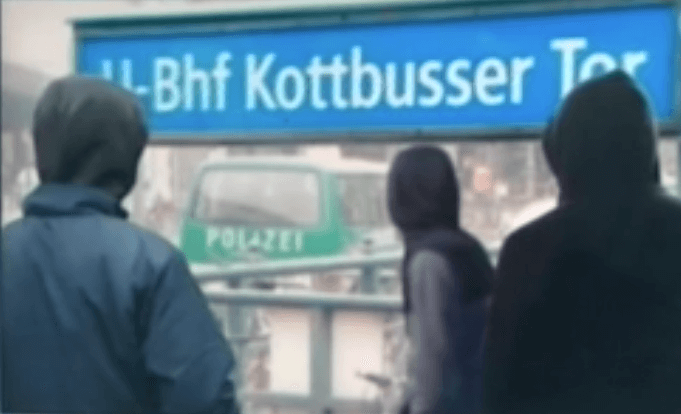 Nordafrikaner haben seit einem Jahr die Kontrolle am U-Bahnhof Kottbusser Tor in Kreuzberg übernommen. Gleiches passiert gerade am U-Bahnhof Turmstraße in Moabit. (Foto: rbb-Magazin Kontraste)
