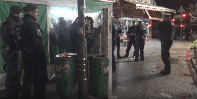 Am 16. Januar 2016 durchkämmte die Düsseldorfer Polizei das Maghreb-Viertel am Bahnhof und nahm 40 Klaubanden-Tatverdächtige fest (Foto: youtube)