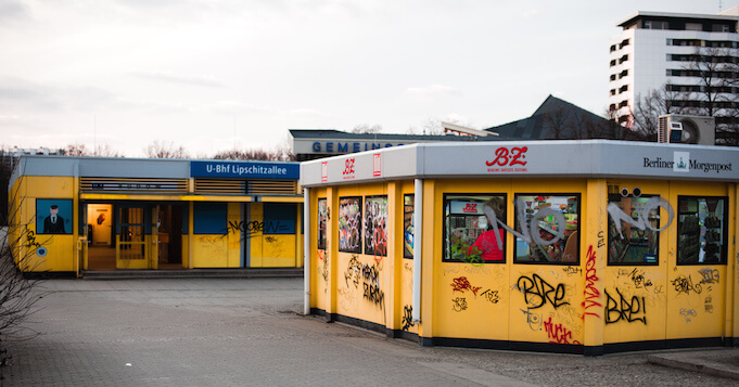 Muslimische Gang überfällt Imbiss, der Alkohol verkauft