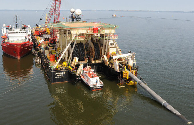 Das Verlegschiff Casotoro 10 beim Verlegen von Nord Stream 1 vor vier Jahren. Die Ostseepipeline bringt sibirisches Gas von Wyborg in Russlan nach Lubmin in Mecklenburg-Vorpommern. (Archivbild NDR)