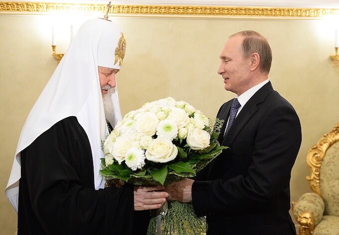 Russlands Staatspräsident Wladimir Putin (rechts) gratulierte Patriarch Kyrill I. im Kreml am 1. Februar 2016 zum Jahrestag seiner Inthronisation 2009 mit einem Blumenstrauß. (Foto: Patriarchia.ru)