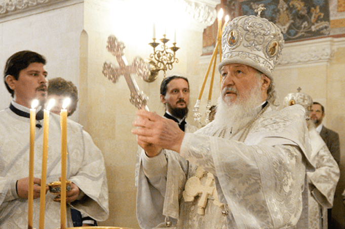 Patriarch Kyrill I. zelbrierte Dreikönigsfest am 6. Januar 2016 in der Christ-Erlöser-Kathedrale in Moskau. Mit vielen Kerzen. Aus dem -Verkauf von Kerzen generiere die russisch-orthodoxe Kirche nach Angeben mehr als die Hälfte ihrer Einnahmen. (Foto: Partriarchia.ru)