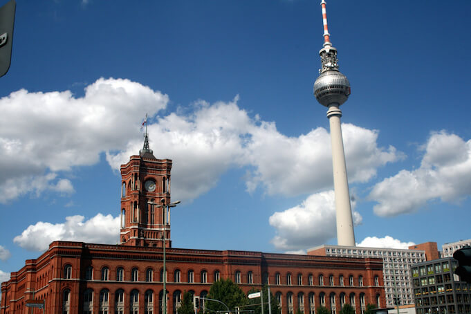 Um die Flüchtlingskrise schneller handeln zu können, hat der Berliner Senat den administrativen Notstand ausgerufen. (Foto: flickr/ <a href="https://www.flickr.com/photos/frans16611/2835723236/in/photolist-9gTeJW-5oq3Ji-4iJRGk-4iJRwB-6BgUWT-6BgYiR-aS4mKP-8YjyKi-wexVoN-bXk9iT-5rJdXm-dpzbL7-k42hTR-5jzPHW-9LQV5F-djLPhE-34sKqJ-7Wg7i-dGaiJW-Apqg76-cdfQkJ-89PK3b-8J52Rt-8J52Vr-8J52Te-8J52JV-aS2ubR-b9iPec-b9j7et-b9fufB-b9jyvV-b9iFHk-b9jghD-b9pxnK-b9iJhe-b9iZPc-b9jsL8-b9jjQP-b9jcUa-b9jv9M-b9iLGp-b9joM4-b9pteX-5rEoEj-b9iSQ2-b9iCH2-b9jas8-aEAqSj-aS3NNB-aS3CHD" target="_blank">Francois Philipp</a>)