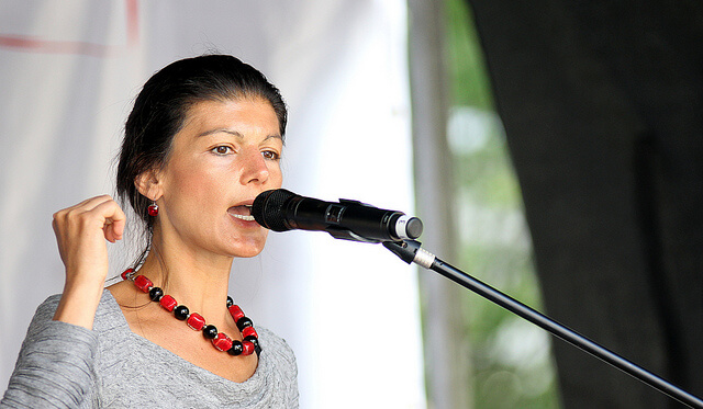 Die Fraktions-Vorsitzende der Linken, Sahra Wagenknecht, wirft Außenminister Frank_Walter Steinmeier vor, er legitimiere mit seinem Besuch die „saudische Kopf-ab-Diktatur“. (Foto: flickr/ DIE LINKE Nordrhein-Westfalen) 