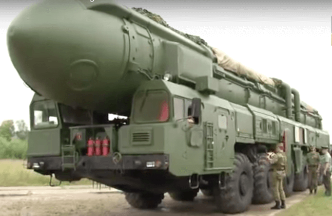 Die russische strategische Atomrakete Topol-M (Nato-Bezeichnung SS-27) überfordert die Nato. Um eine Topol-M abzufangen, sind 7 GBI-Abfangraketen nötig (Foto: Youtube/RIA-Novosti-Video)