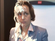Beatrix von Storch, Vizechefin der AfD und Berliner AfD-Chefin, bekam gestern auf einer nichtöffentlichen Programm-Sitzung in einem Kasseler Hotel eine Sahnetorte ins Gesicht geworfen. Der Täter (31) aus Berlin wurde festgenommen. (Foto: Facebook/Beatrix von Storch)