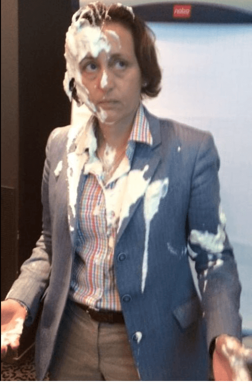 Beatrix von Storch, Vizechefin der AfD und Berliner AfD-Chefin, bekam gestern auf einer nichtöffentlichen Programm-Sitzung in einem Kasseler Hotel eine Sahnetorte ins Gesicht geworfen. Der Täter (31) aus Berlin wurde festgenommen. (Foto: Facebook/Beatrix von Storch)