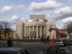 Die Volksbühne am Rosa-Luxemburg-Platz lässt im dritten Stock das Berlin der 30er Jahre wieder lebendig werden. (Foto: flickr/ Michael Fielitz)