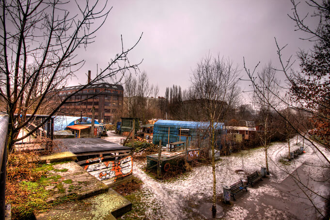 Die linke Wagenburg „Schwarzer Kanal“ zog im Jahr 2010 vom Spreeufer in die Kiefholzstraße 74 in Neukölln und soll nun einer Aslyunterkunft weichen. (Foto: flickr/ <a href="https://www.flickr.com/photos/uherrmann/3215862421/in/photolist-5Ub8RP-oRmp4j" target="_blank">Uli Hermann</a>)