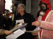 Bürger Aachens verteilen in Atomschutzanzügen in den Straßen der belgischen Grenzstadt Flugblätter gegen "zu wenig Katastrophen-Verhinderung" wegen der löchrigen Atommeiler Tiange 2 und Doel 3 (Foto: Youtube/Frontal21)