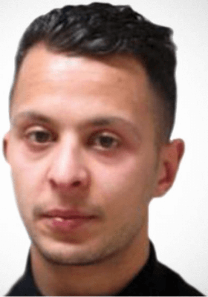 Gestern Abend wurde der von Europol gesuchte mutmaßliche Paris-Attentäter, der Franzose Salah Abdeslam (26), auf einem Schulgelände in der Nähe der Wohnung seiner Eltern in Molenbeek, einem Stadtteil von Brüssel, von belgischen Spezialpolizisten überwältigt und festgenommen (Foto: Europol)