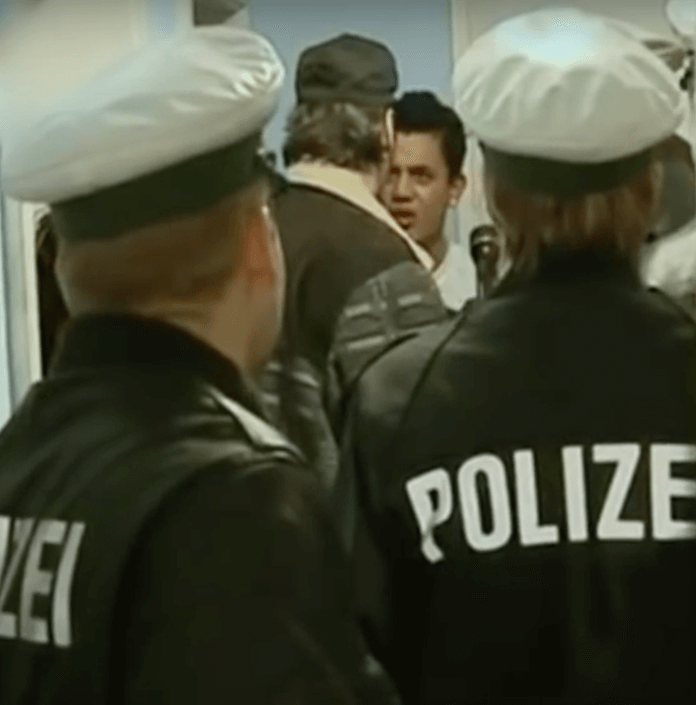 Bei einer Verurteilung (auch bei geringen Vergehen oder auf Bewährung) kann ab morgen jeder Ausländer abgeschoben werden. (Foto: Youtube)