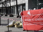 Die linksextreme Antifa lud haufenweise Schutt und Asche vor der Parteizentrale der AfD in Berlin ab. (Foto: Screenshot)