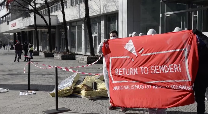 Die linksextreme Antifa lud haufenweise Schutt und Asche vor der Parteizentrale der AfD in Berlin ab. (Foto: Screenshot)