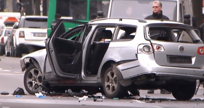 Wer platzierte die Autobombe am silbernen VW Passat Kombi des vorbestraften Kokain-Schmugglers Mesut Ter (43) aus Charlottenburg, der am Dienstag (15. März 2016) auf dem Nachhauseweg in der Bismarckstraße 93 in Charlottenburg starb? (Foto: Youtube/Spiegel online)