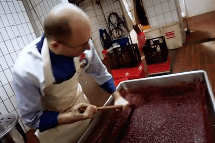 Per Hand rührt Chevalier Marcus Benser jeden morgen seine frische schwarze Blutwurst in der Metzgerei am Karl-Marx-Platz 7 in Neukölln (Foto: Myvideo/pro sieben galileo)