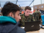 Innenministerium streicht Verpflegungspauschale für Soldaten in der Flüchtlingshilfe Fern von Truppe und Zuhause helfen Soldaten dem Nürnberger Bundesamt für Migration und Flüchtlinge. Jetzt wurde ihnen die Verpflegungspauschale von 25 Euro gestrichen, das Trennungstagegeld, dass 1,67 Euro für Frühstück und je 3,10 für Mittag und Abendbrot vorsieht, müsse halt reichen. (Foto: Bundeswehr/Twardy)