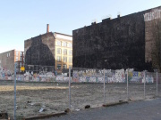 Wegen der Senatsauflage von 25 Prozent Sozialwohngunsanteil baut der Münchener Investor Artur Süßkind gar keine Wohnung auf der Cuvrybrache an der Schlesischen Straße im Kreuzberger Wrangelkiez (Foto: Wikipedia - eigenes Werk Lienhard Schulz)