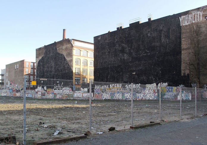 Wegen der Senatsauflage von 25 Prozent Sozialwohngunsanteil baut der Münchener Investor Artur Süßkind gar keine Wohnung auf der Cuvrybrache an der Schlesischen Straße im Kreuzberger Wrangelkiez (Foto: Wikipedia - eigenes Werk Lienhard Schulz)