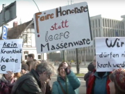 "Unser Lohn ist Hohn" riefen vor wenigen Tagen freiberufliche Deutsch-Integrationslehrer vor dem Bundesinnenministerium in Berlin Moabit und forderten auf Pappschildern "Faire Honorare" (Foto: Youtube/ZDF Frontal21)