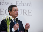 EZB-Chef Mario Draghi macht sich mit seiner radikalen Geldpolitik nicht nur Freunde: Der Chef des Versicherungskonzerns Münchner Rück, Nikolaus von Bomhard, kritisiert die EZB scharf. (Foto: flickr/INSM)