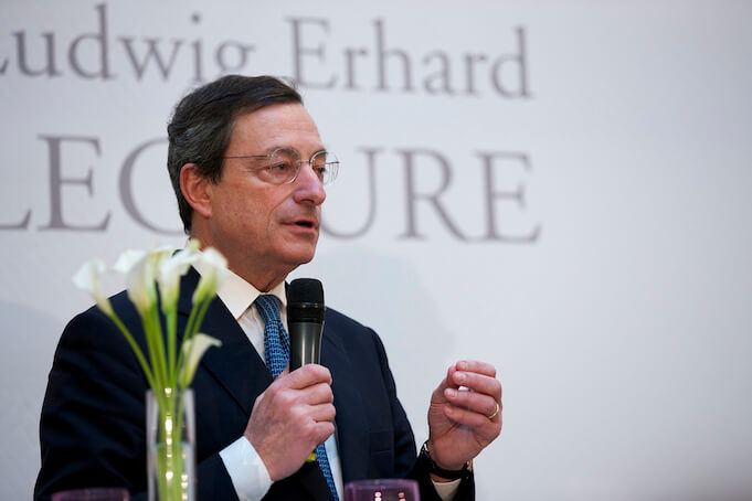 EZB-Chef Mario Draghi macht sich mit seiner radikalen Geldpolitik nicht nur Freunde: Der Chef des Versicherungskonzerns Münchner Rück, Nikolaus von Bomhard, kritisiert die EZB scharf. (Foto: flickr/<a href="https://www.flickr.com/photos/insm/6515955745/" target="_blank">INSM</a>)