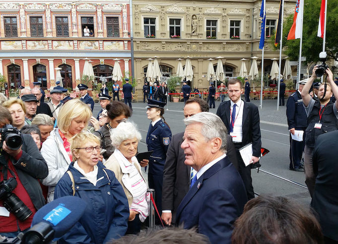 Bundespräsident Joachim Gauck - hier bei einem Besuch in Thüringen im September 2015 - wurde im sächsischen Bautzen als „Volksverräter“ beschimpft und mit Buhrufen empfangen. (Foto: flickr/<a href="https://www.flickr.com/photos/michael-panse-mdl/21635657455/in/photolist-y1R6pY-yXRDUZ-yFmxbg-yFeCbm-y1Xeci-yXSpbP-yFesX1-yFgwkN-yFg2HY-yFeZmf-y1PdBC-y1Quh3-yYCAxz-yYEuqk-yFjHJK-yYEfon-yXSqLH-yYEh1R-yFfxQA-yVwCnb-yFfs6j-y1Qyb5-yWRGTs-yFek9f-yVy1xG-y1YxEP-yFmgBF-yWSEAE-yFfCPJ-yXSGwk-yFf43U-yWQa8f-yFhAvu-vVGcLz-y563NN-xNshWt-x8Wzou-xNkKdS-xNkPHU-y55Apq-xNsykz-xNmQXU-xNmY2o-xNn9XS-y3DFmQ-x95WhB-y6Deft-v8caXF-pPnw6z-oSK6VE" target="_blank">Michael Panse</a>)