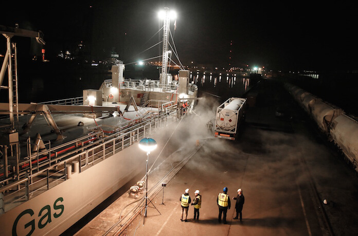 Das Flüssigerdgas wurde von GAZPROM direkt zum Schiff gefahren - sozusagen als mobile Tankstelle. (Foto: GAZPROM Deutschland GmbH)