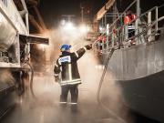 Premiere in der südlichen Ostsee. Am Samstag befüllte GAZPROM zum ersten Mal ein Schiff im Rostocker Hafen mit Flüssigerdgas LNG, was den Schwefelausstoß des Schiffes um 90 Prozent senkt. (Foto: GAZPROM Deutschland GmbH)