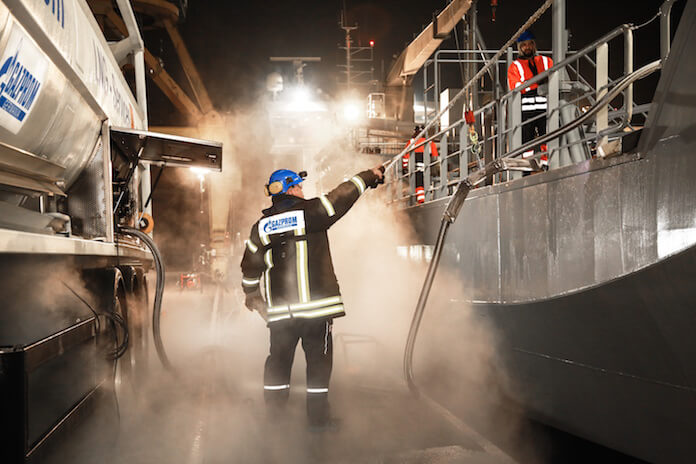 Premiere in der südlichen Ostsee. Am Samstag befüllte GAZPROM zum ersten Mal ein Schiff im Rostocker Hafen mit Flüssigerdgas LNG, was den Schwefelausstoß des Schiffes um 90 Prozent senkt. (Foto: GAZPROM Deutschland GmbH)
