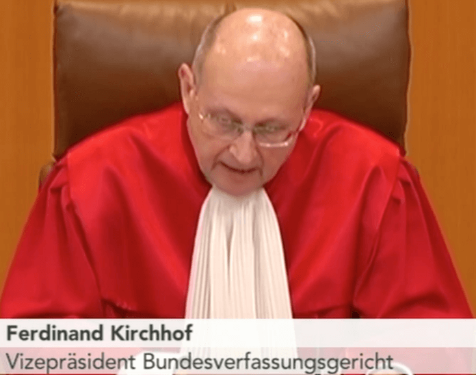 Warum sollte Bundesverfassungsrichter Professor Ferdinand Kirchhof etwas gegen das GEZ-Gesetz haben, dass sein Verfassungsrichter-Vorgänger und älterer Bruder Professor Paul Kirchhof als Gutachter für richtig erklärt hat? (Foto: Youtube/phönix)